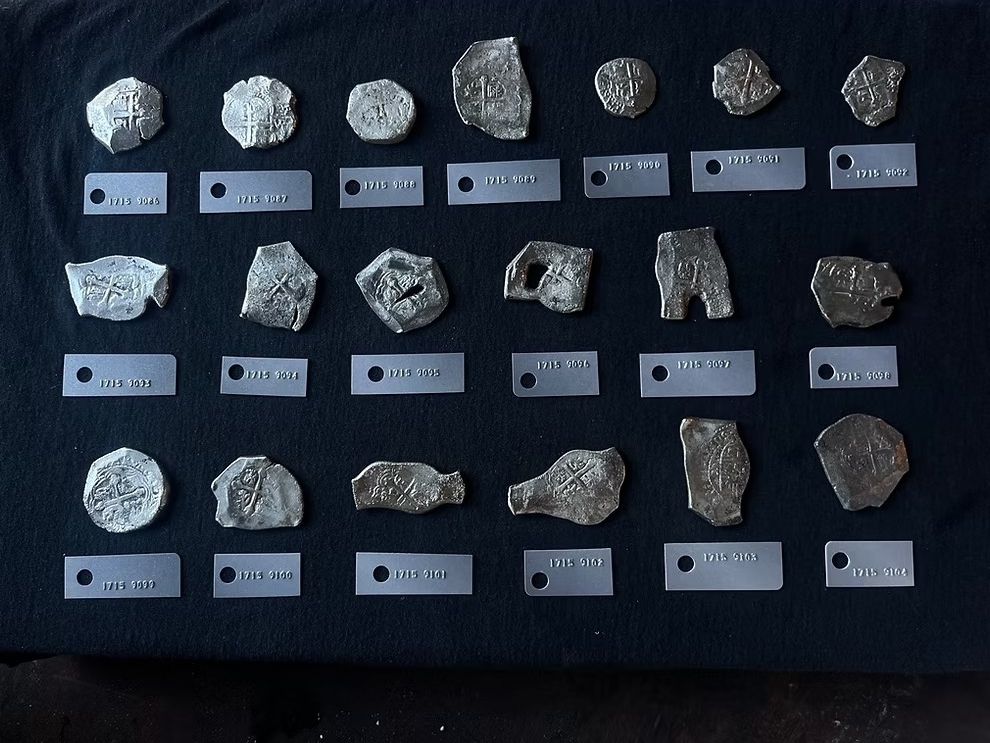 난파선 인양 전문 회사 ‘퀸스 주얼스’가 미국 플로리다주 트레저 코스트 인근 바다에서 1715년 허리케인으로 침몰한 스페인 선단 발굴 작업 중 인양한 은화. 퀸스 주얼스 제공