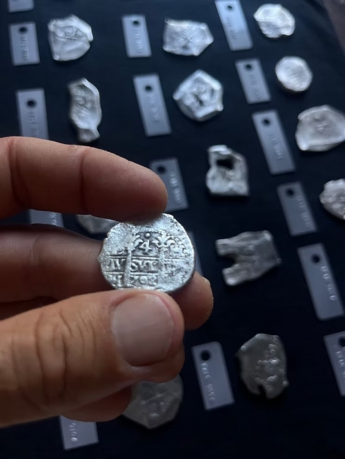 난파선 인양 전문 회사 ‘퀸스 주얼스’가 미국 플로리다주 트레저 코스트 인근 바다에서 1715년 허리케인으로 침몰한 스페인 선단 발굴 작업 중 인양한 은화. 퀸스 주얼스 제공