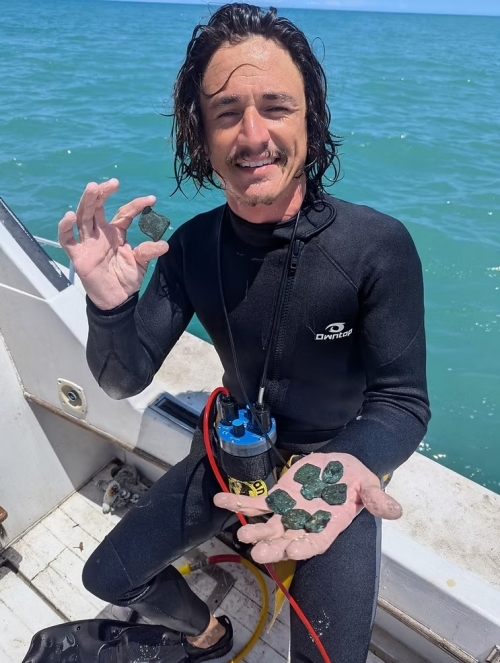 난파선 인양 전문 회사 ‘퀸스 주얼스’가 미국 플로리다주 트레저 코스트 인근 바다에서 1715년 허리케인으로 침몰한 스페인 선단 발굴 작업 중 인양한 은화. 퀸스 주얼스 제공