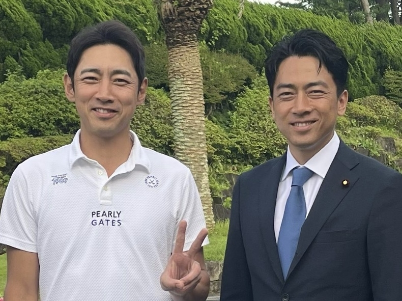 고이즈미 준이치로 전 일본 총리의 장남이자 배우인 고이즈미 고타로(왼쪽)와 차남인 고이즈미 신지로 농림수산상. 자료 : 고이즈미 신지로 인스타그램