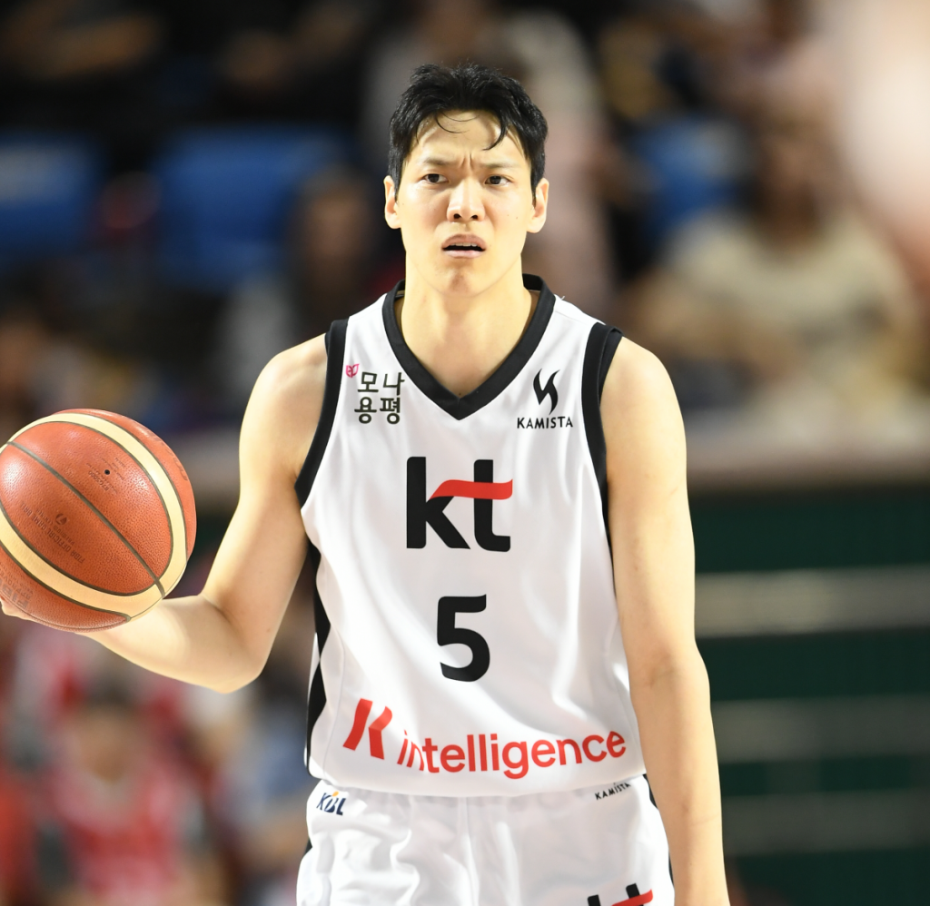 수원 kt 김선형이 5일 서울 잠실학생체육관에서 열린 2025~26 프로농구 정규시즌 서울 SK와의 원정 경기에서 드리블하고 있다. KBL 제공