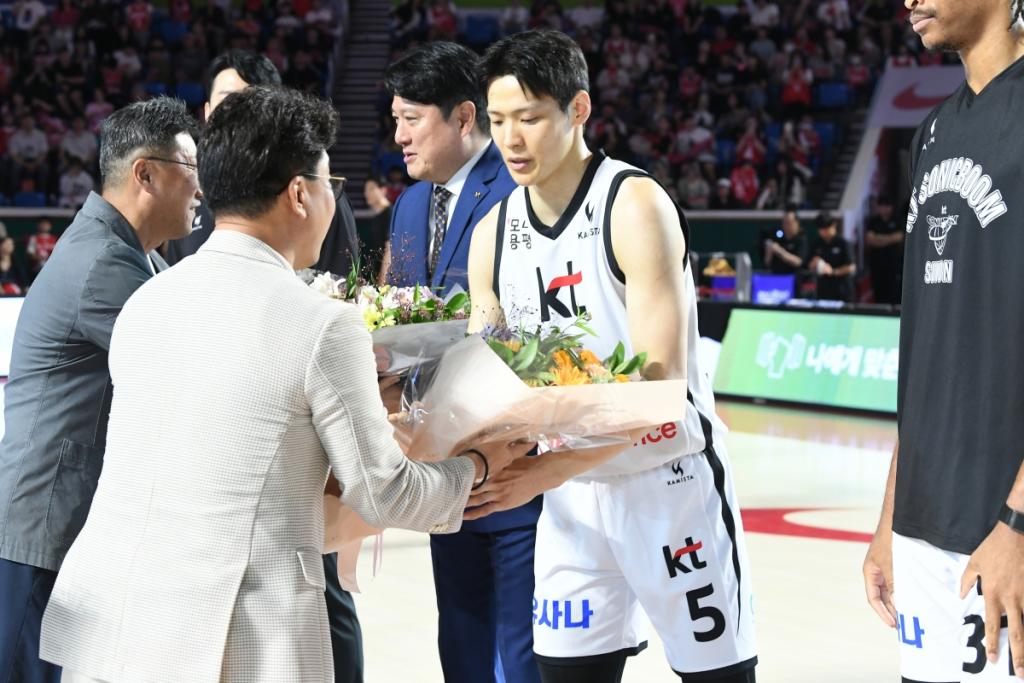 수원 kt 김선형이 5일 서울 잠실학생체육관에서 2025~26 프로농구 정규시즌 서울 SK와의 원정 경기가 열리기 전에 정지탁 SK 단장에게 꽃다발을 받고 있다. KBL 제공