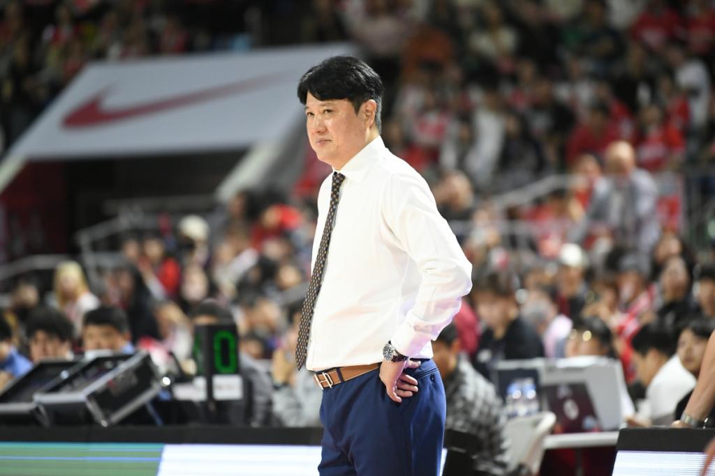 문경은 수원 kt 감독이 5일 서울 잠실학생체육관에서 열린 2025~26 프로농구 정규시즌 서울 SK와의 원정 경기에서 답답한 표정을 짓고 있다. KBL 제공