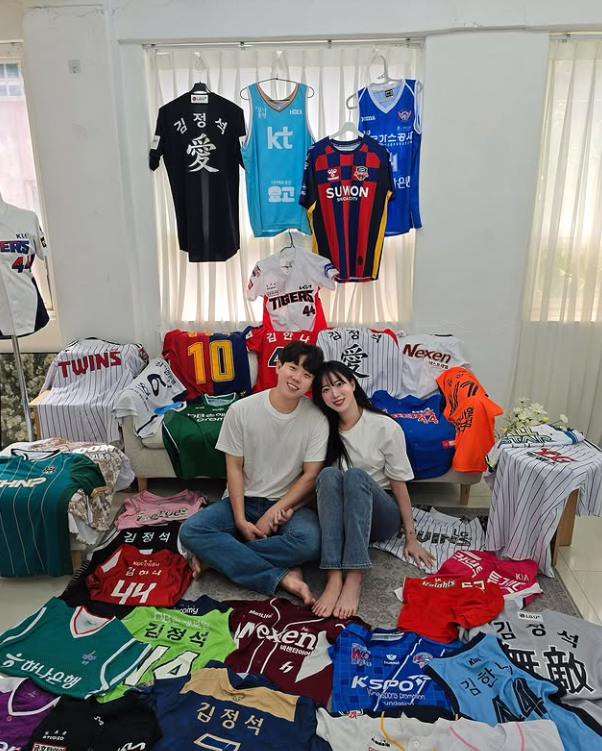 치어리더 김한나가 은퇴한다. 김한나는 지난달 13일 응원단장 김정석과 결혼식을 올렸다. 김한나 인스타그램 캡처