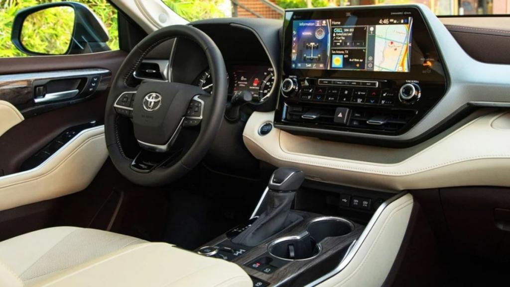 토요타 하이랜더 하이브리드 실내 디스플레이 (출처=토요타)