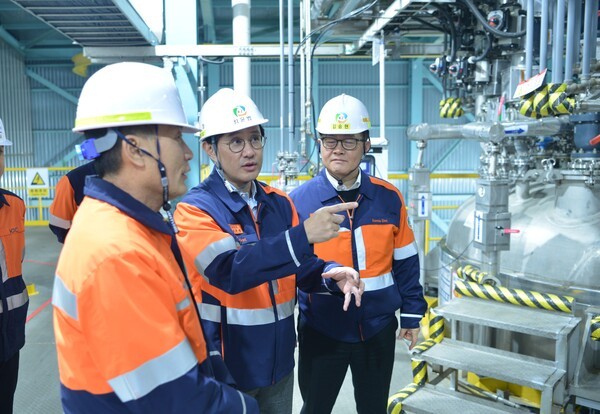 최윤범 고려아연 회장이 온산제련소와 계열사 공장을 시찰하는 모습. [사진=고려아연]