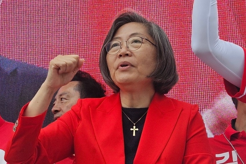 지난 24일 이수정 국민의힘 수원정 당협위원장이 경기 성남시 지원 유세에서 시민들에게 김문수 대선 후보에 대한 한 표를 호소하고 있다. 이 위원장 페이스북 캡처