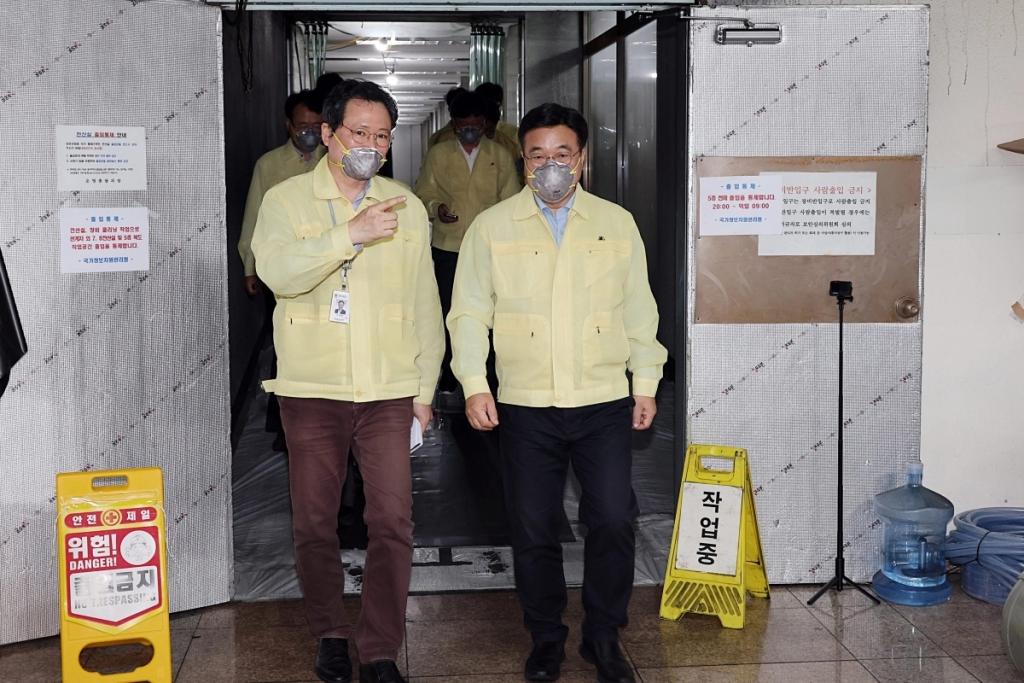 윤호중(오른쪽) 행정안전부 장관이 8일 오후 국가정보자원관리원 대전센터를 방문해 화재로 서비스가 중단된 행정정보시스템 복구현장을 점검하고 있다. 행안부 제공