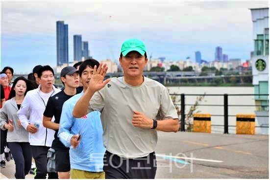 오세훈 서울시장이 추석 연휴 마지막 날인 9일(목) 러닝 번개 '한강런'에 참가한 시민들과 반포한강공원을 달리고 있다./사진=서울시
