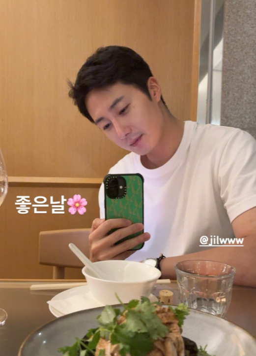 배우 정일우가 한 식품 전문 기업 여성 CEO와 ‘럽스타그램’으로 보이는 게시물로 인해 열애설에 휩싸였다. 현재는 삭제된 상태. 인스타그램