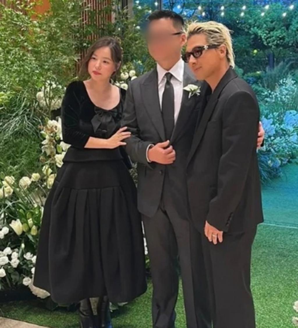 Photo=Online Community