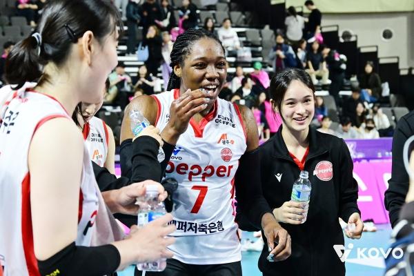 여자배구 페퍼저축은행, 흥국생명 잡고 선두 올라서