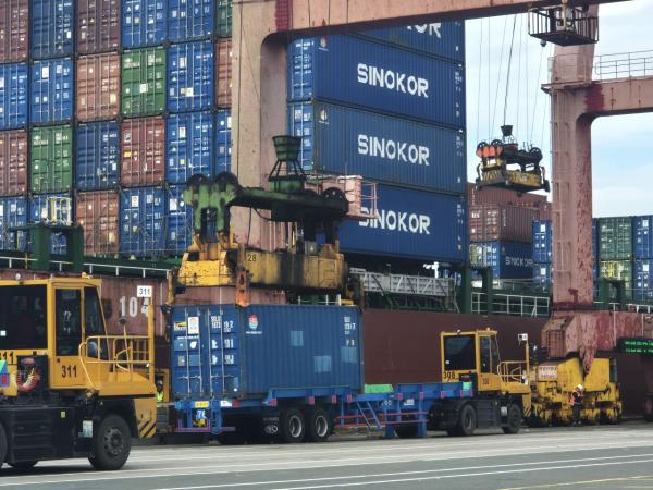 [르포]부산항도 무인화 바람…자율주행 車 돌아다닌다