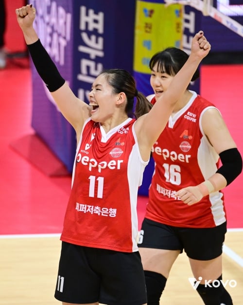 시마무라 효과에 활짝… 여자배구 ‘만년 꼴찌’ 페퍼저축은행의 돌풍