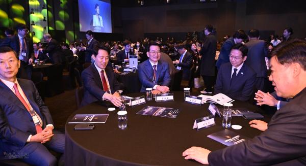 AX 큰 관심… 1시간 전부터 북적, 휴머노이드 로봇엔 긴 줄[2025 서울미래컨퍼런스]