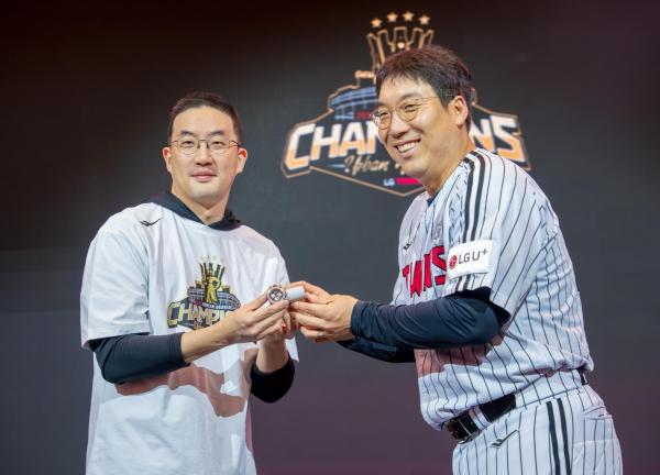 구광모 LG그룹 회장, KS MVP 김현수에 롤렉스 시계 선물…LG 우승 전통으로 남을 듯