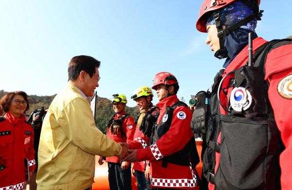 갑작스런 '각하' 소리에 화들짝…李 대통령 "대한민국에 각하는 없어요, 하하"