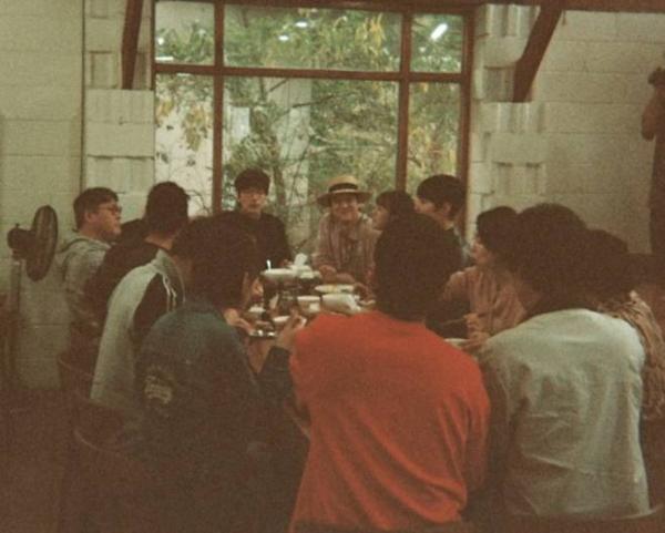 ‘응팔’ 10주년 MT 사진 공개…혜리와 류준열 어딨나보니