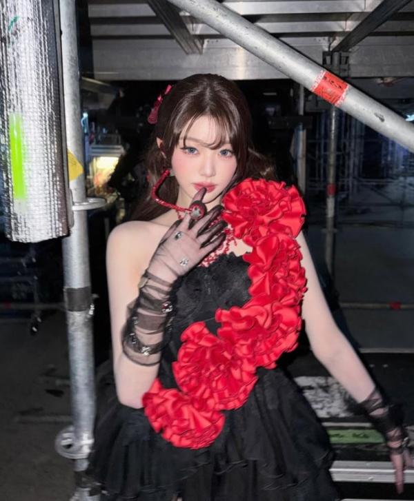 아이브 장원영, 무대 뒤 ‘천상계 미모’…펑크부터 로맨틱까지 완벽 소화