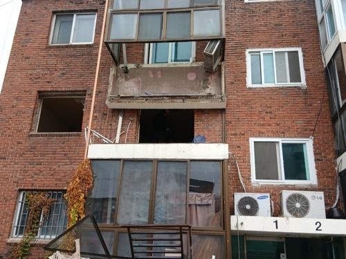 리모델링하던 빌라 발코니 '와르르'…결국 작업자 1명 사망