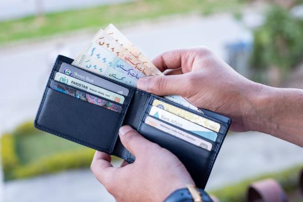 "스포츠팀 응원에 연 평균 300만원 소비"…젊은층의 과감한 '팬심 소비'[세계는Z금]