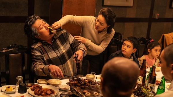 “내가 네 아빠라고?… 쌀쌀한 주말, 넷플릭스 ‘가족’ 의미 되묻는 따뜻한 영화들