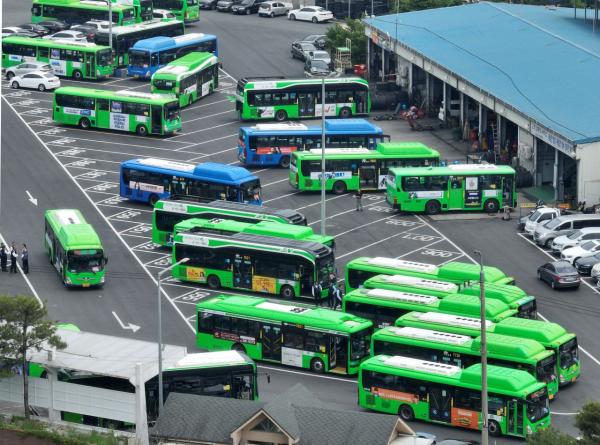 서울 시내버스노조, 수능날까지 파업 안한다…13일 노사 추가교섭