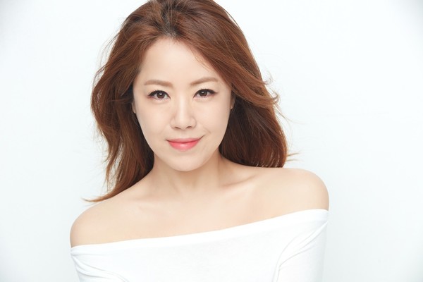 ‘똑순이’ 김민희, ‘축제로구나’ AI 뮤직비디오 공개…트로트와 첨단 기술의 만남