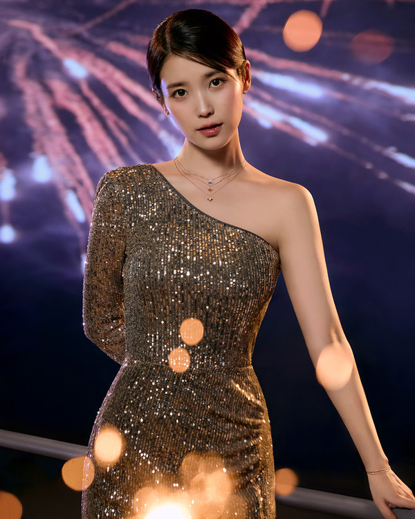 ‘별빛 요정’ 아이유, 제이에스티나와 함께한 홀리데이 캠페인 공개