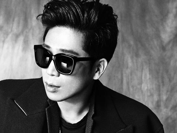 MC몽, ‘히틀러 그림’ 논란에 “비난이 목적인 작품…전쟁 싫다” 반박