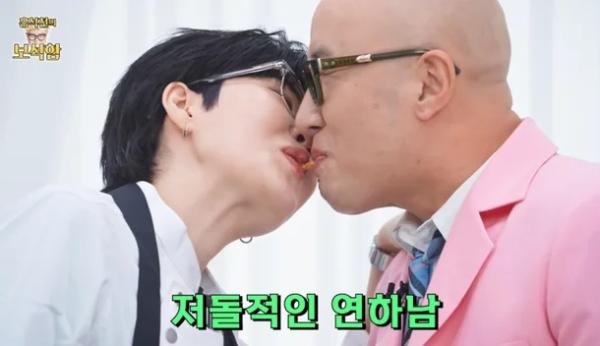 “54년 만에 처음”…홍석천 ‘25살 연하’ 남장여자와 스킨십 포착