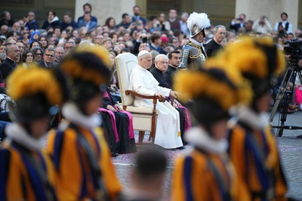 교황 '반유대 규탄' 외치는 날…근위대, 유대계 여성들에 침뱉는 시늉 '발칵'