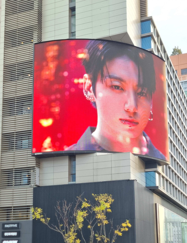 서울 전역을 물들인 정국의 ‘캘빈클라인 데님 캠페인’ 반응 폭팔