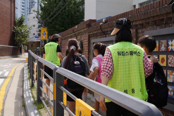 어린이 유괴 막는다…등하굣길 '걷는 스쿨버스' 전국 확대
