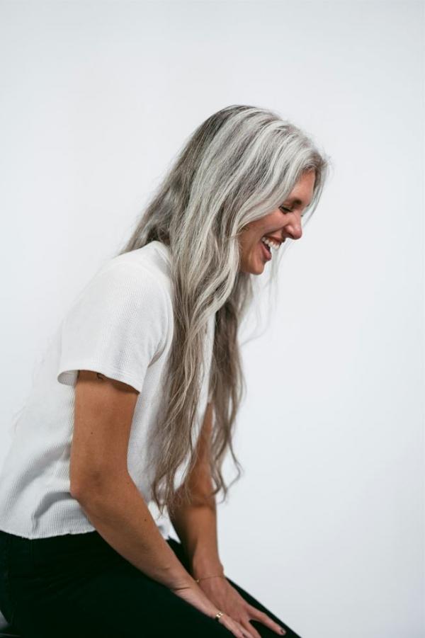 “왜 자꾸 흰머리가 나지?...의학 전문가가 밝힌 새치의 과학적 원인