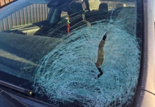 차 앞 유리창 뚫고 날아든 ‘얼음 물풍선’…퇴근길 ‘테러’에 20대 중상