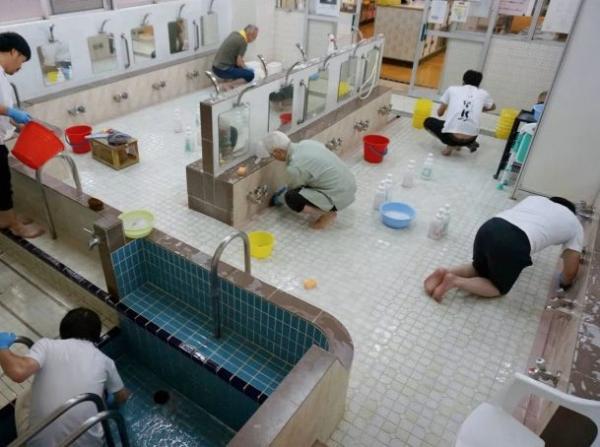 '희귀해서 더 좋아'…목욕탕 청소 후 첫 손님·비행 초근접 직관 日서 인기