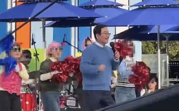 구청장 '전국노래자랑' 무대서 백댄서 된 여성 공무원들