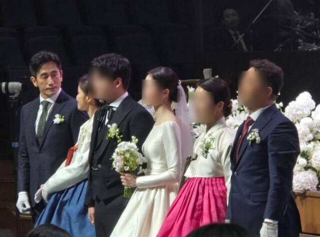 Actor Shin Ae-ra and Cha In-pyo's eldest son's wedding. Essayist Choi Won-hyun Facebook