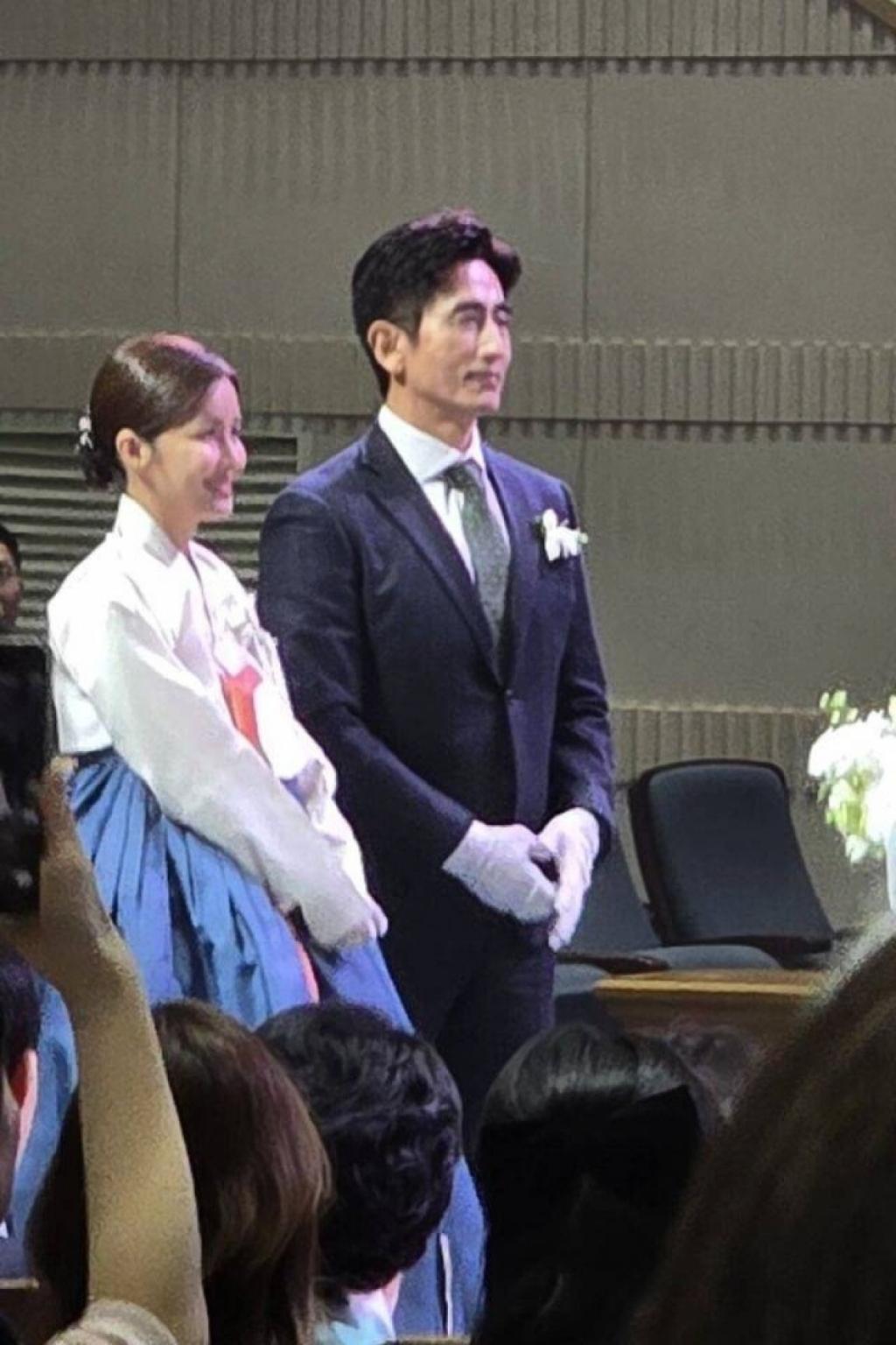 Actor Shin Ae-ra and Cha In-pyo's eldest son's wedding. Essayist Choi Won-hyun Facebook